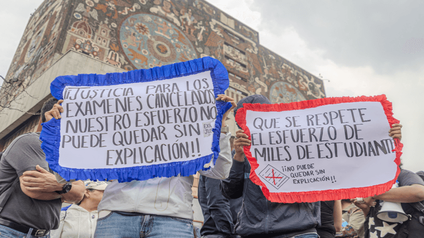 Aspirantes a la UNAM realizan protesta por examen en línea.