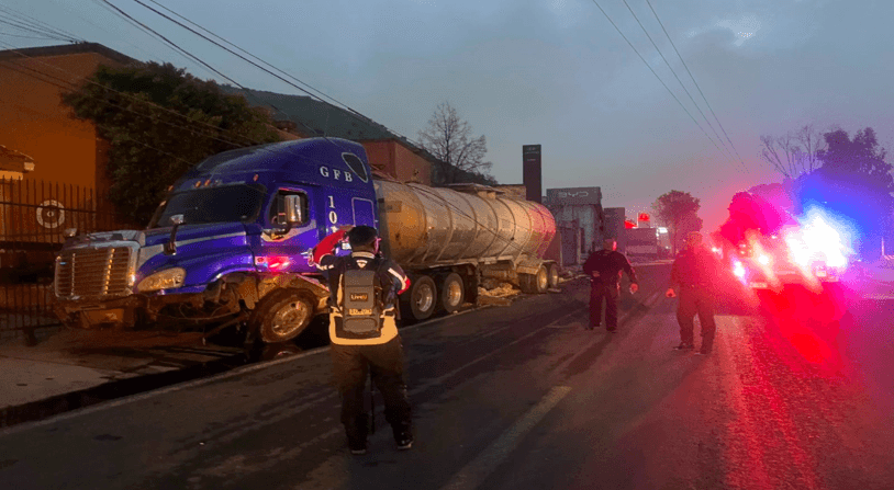 Tráiler se accidenta y derriba varios postes de luz en el Edomex.