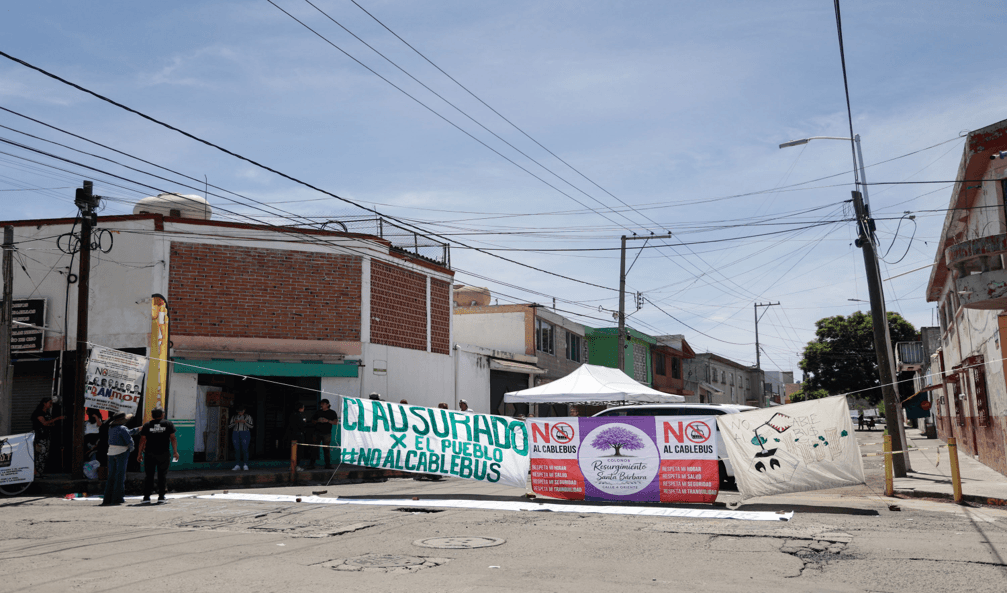 Vecinos poblanos cierran calle 4 Oriente en protesta del proyecto de Cablebús.