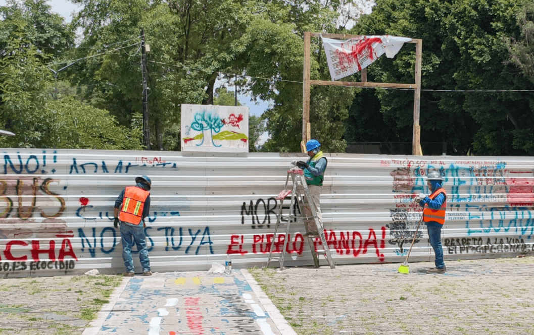 Limpian en el CENHCH consignas de protesta en contra del Cablebús.