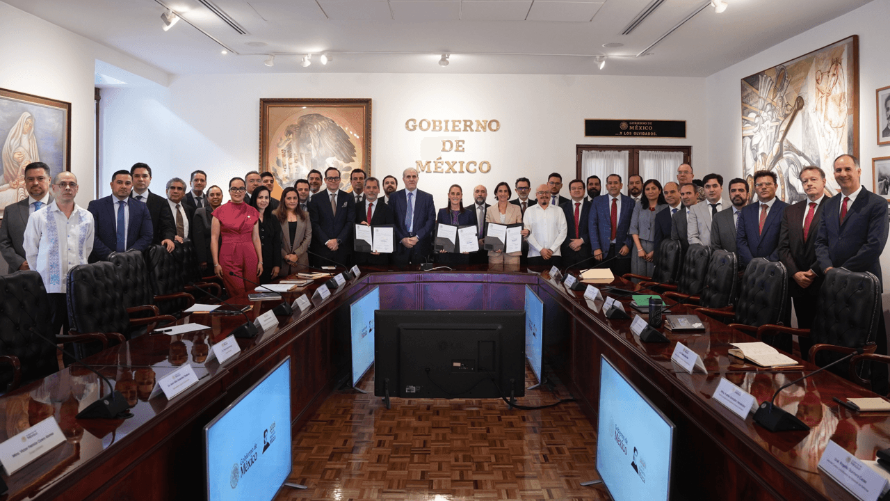 Encabeza Sheinbaum con gasolineros renovación de acuerdo para contener precio del combustible.