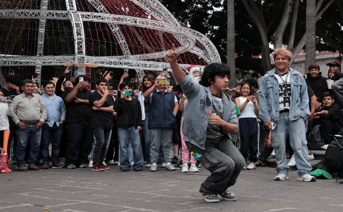 Jóvenes de Puebla toman el zócalo para Farmear aura.