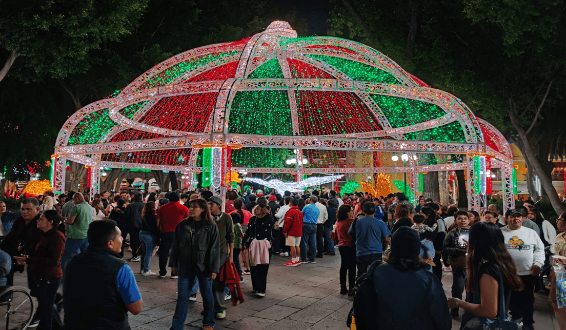 Cientos de poblanos ya disfrutan en el Centro Histórico del verde, blanco y rojo.
