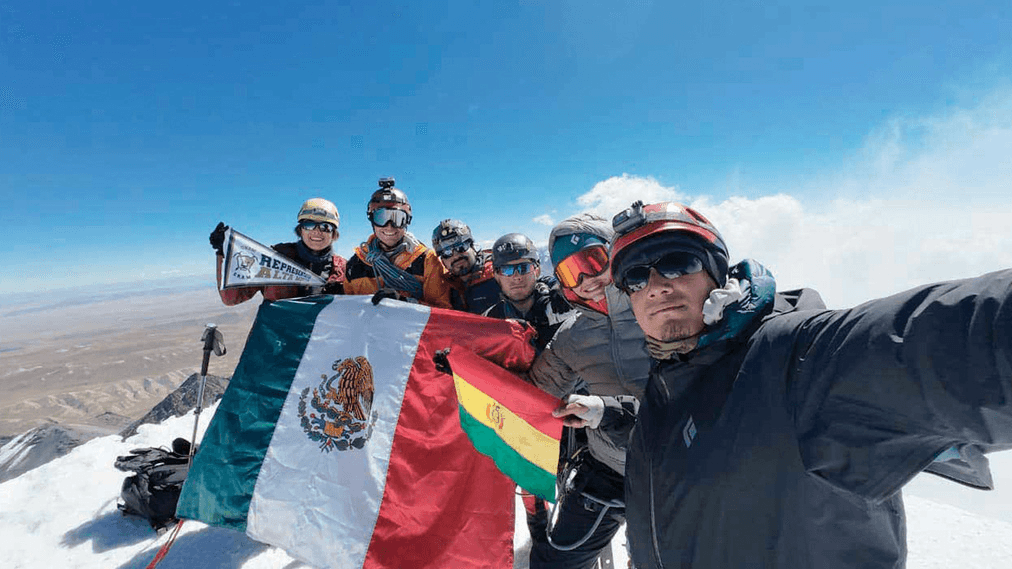 Montañistas de la UNAM conquistan dos cimas en Bolivia.
