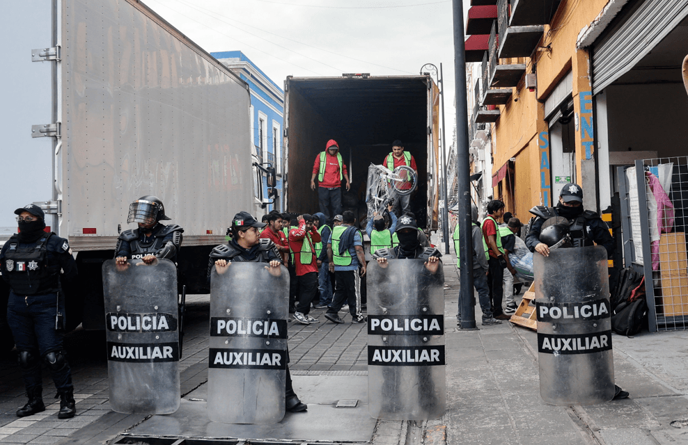 Comercio Exterior realiza Operativo en tienda de productos chinos en Puebla.