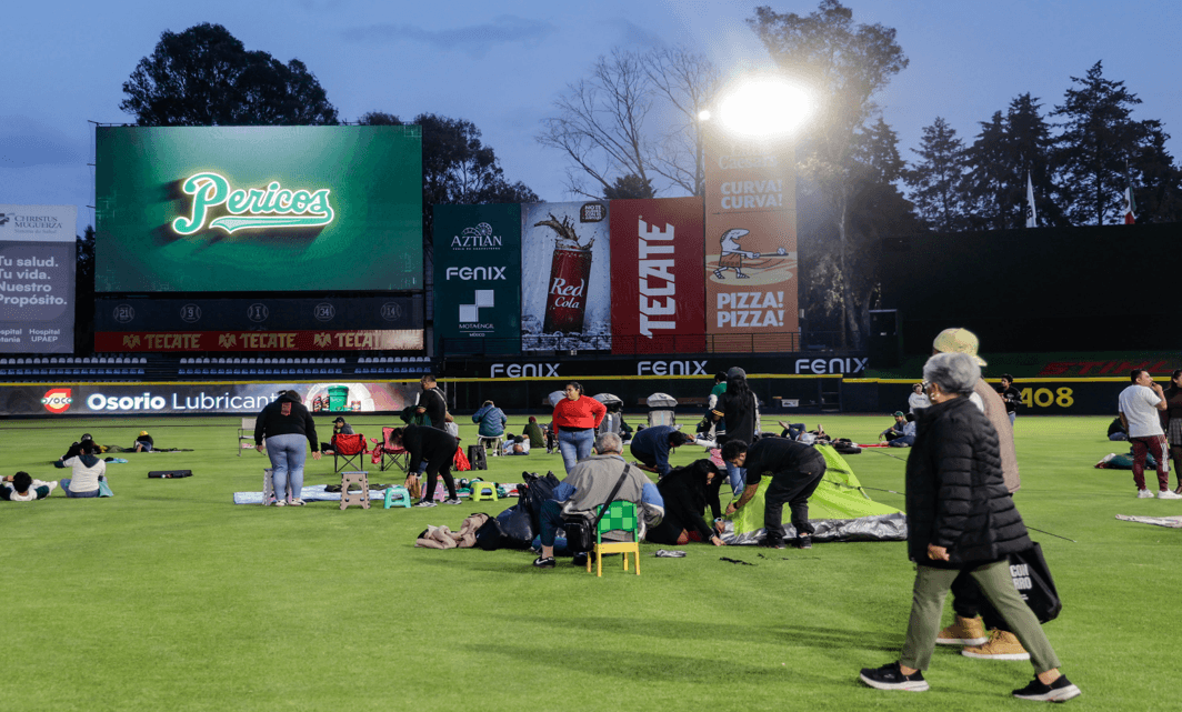 Aficionados asisten al Hermanos Serdán para presenciar el Pericos vs Diablos.
