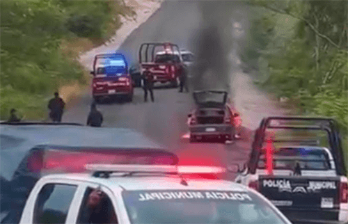 Se incendia automóvil sobre la carretera Tepexi-Ixcaquixtla