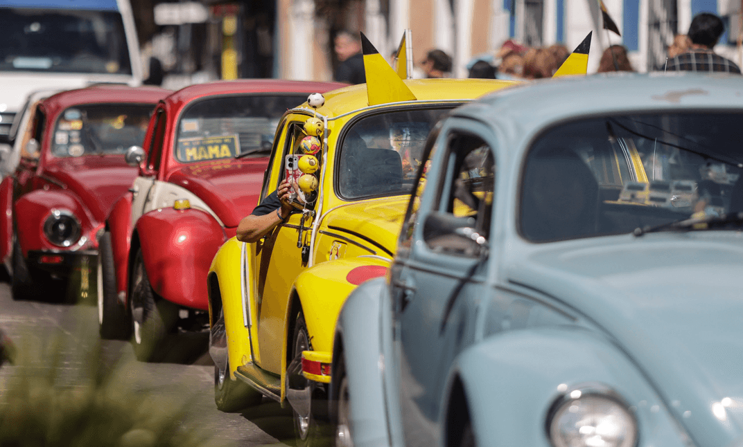 Realizan Caravana de Vochos en el Centro Histórico de Puebla.