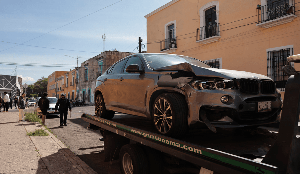 Se registra choque de auto de lujo con transporte público en Puebla.