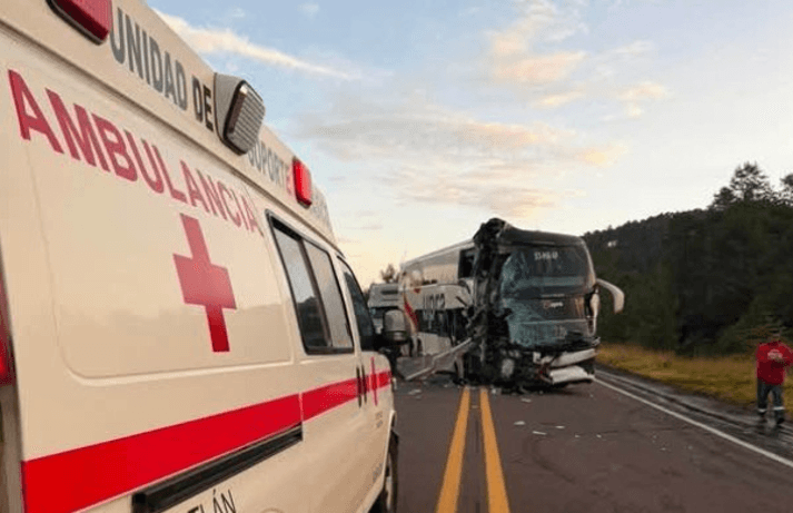 Accidente en la autopista Tlaxco-Tejocotal deja 20 personas lesionadas.