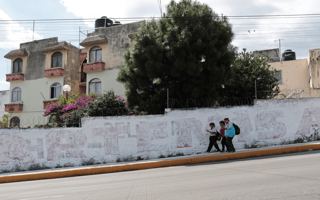 Ciudadanos borran nombres de candidatos de bardas en Puebla.
