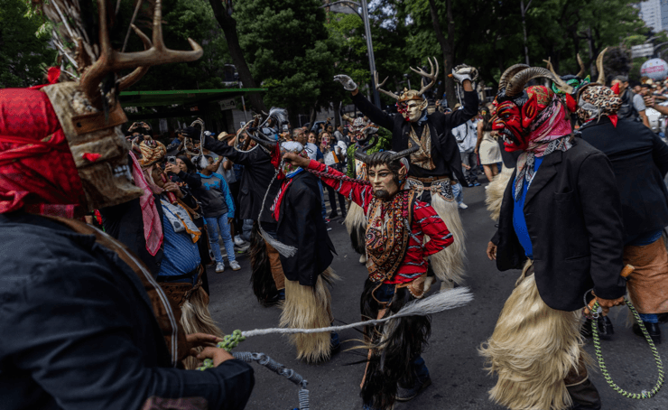 Cientos de personas participan en la Mega Calenda en la CDMX.