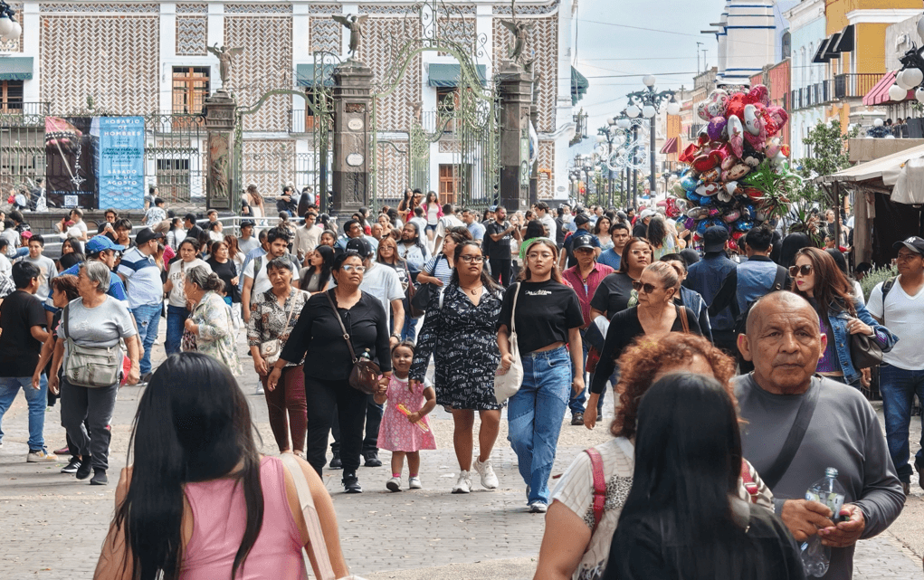 Cientos de vacacionistas visitan el Zócalo de Puebla.