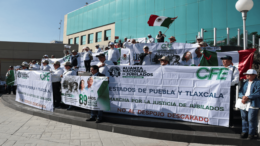 Jubilados de la CFE en Puebla se vuelven a manifestar en la 25 Poniente.