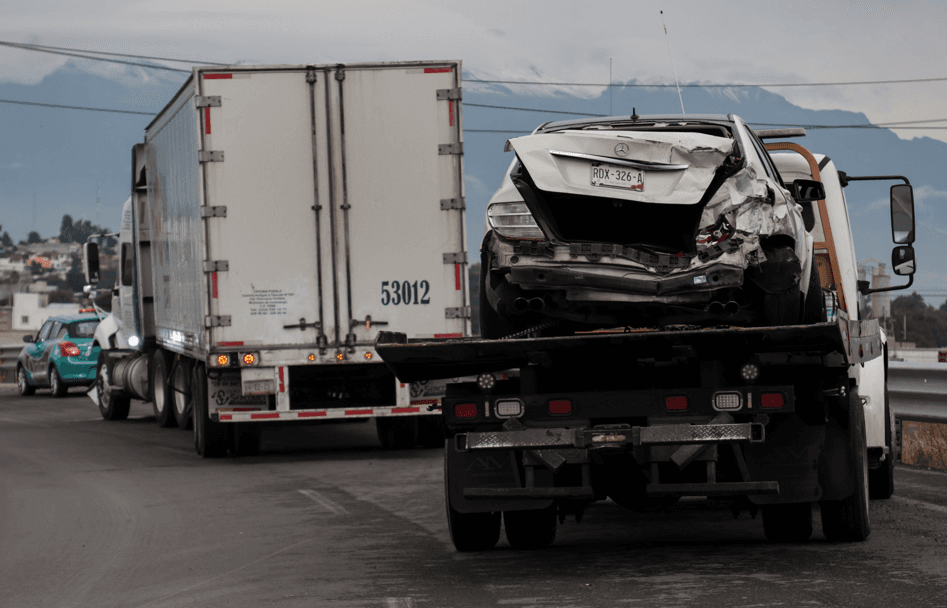 Camioneta de lujo se impacta con tráiler a la altura de Cuautlancingo.