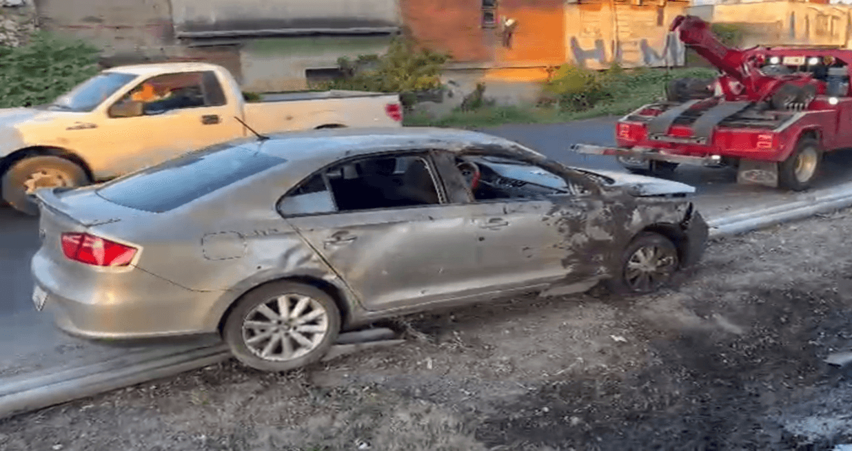 Impacta vehículo particular en contención de la autopista México-Puebla.