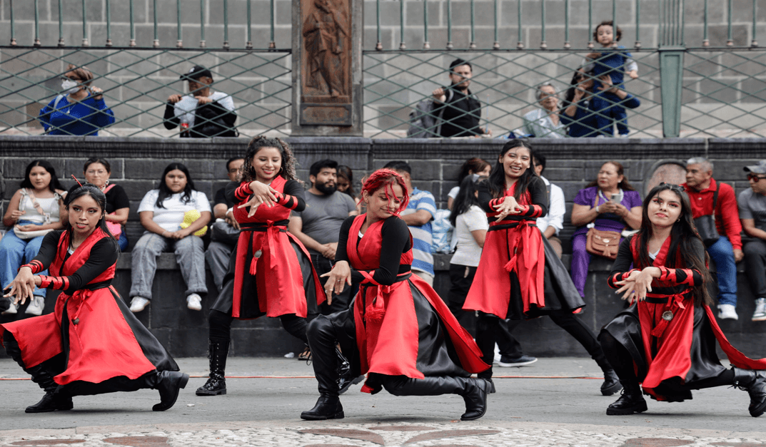 Realizan encuentro de K-pop en el zócalo de Puebla.