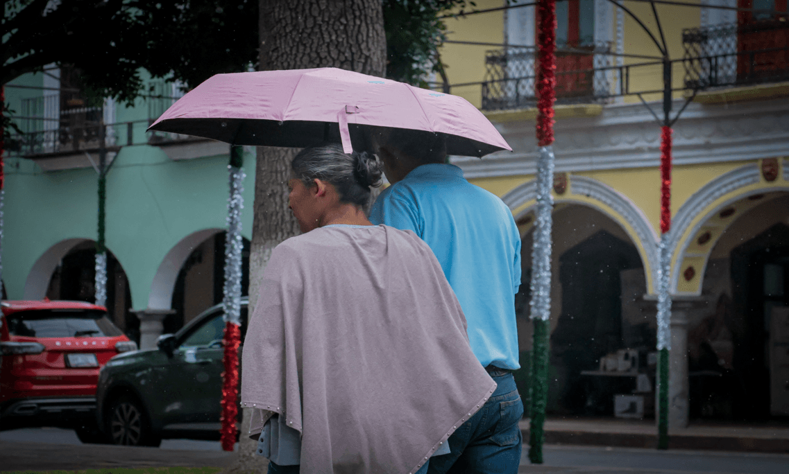 Ligera lluvia sorprende a tlaxcaltecas este lunes en la capital.
