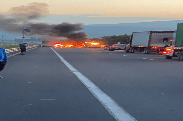 Carreteras de Michoacán amanecen con narcobloqueos.