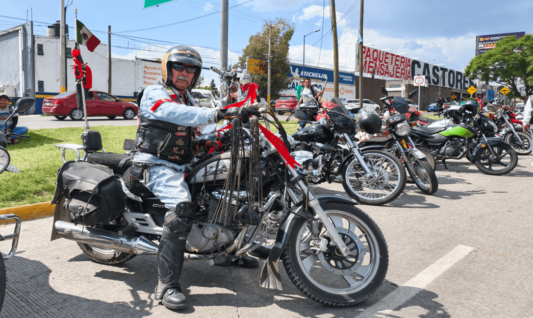 Motociclistas se manifiestan en la ciudad de Puebla contra la Ley Casco.
