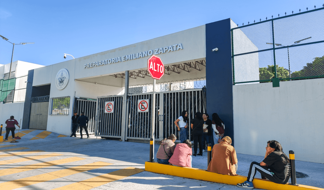 Estudiantes inician clases en la sede de la Preparatoria Emiliano Zapata en Puebla.