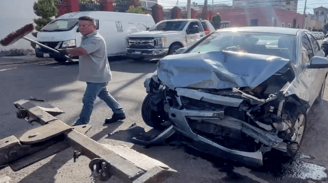 Fuerte accidente en el Centro Histórico de Puebla deja dos lesionados.