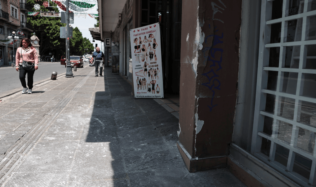 Ayuntamiento de Puebla retira arco patrio tras accidente en Avenida Reforma.