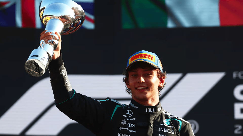 Kimi Antonelli supera a Russell y gana el Gran Premio de Italia.