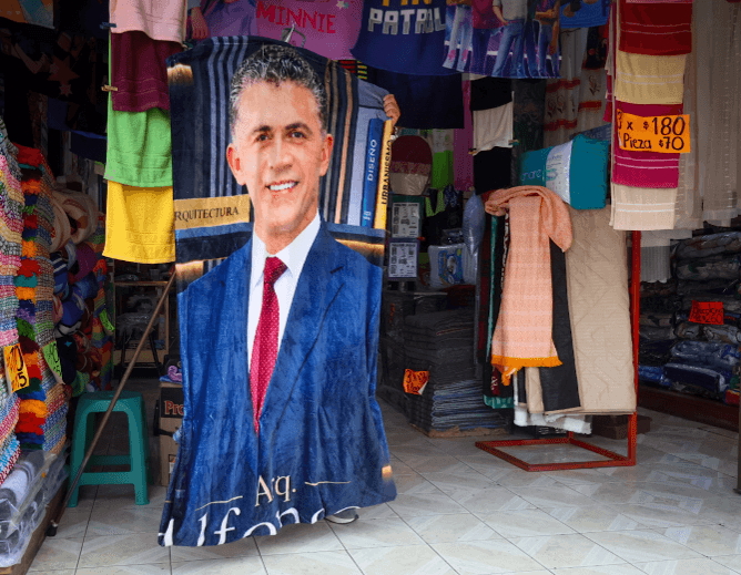 Frazadas con la imagen de Alfonso Sánchez llegan a comercios de Chiautempan.