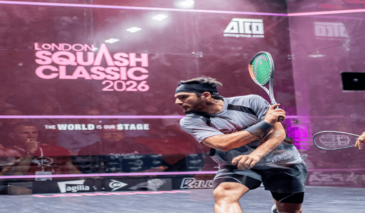 Leonel Cárdenas avanza a cuartos de final en el Squash Classic 2026 en Londres.