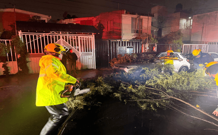 Inundaciones, caída de árboles y apagones, saldo de la lluvia de este martes en Puebla.