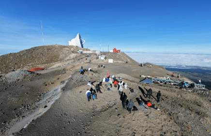 Montañistas suben la Sierra Negra, para disfrutar del Telescopio Milimétrico.