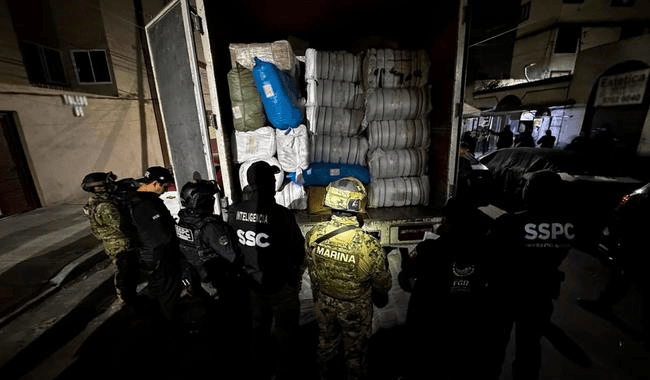 Aseguran 13 toneladas de tabaco ilegal en seis cateos en la CDMX.