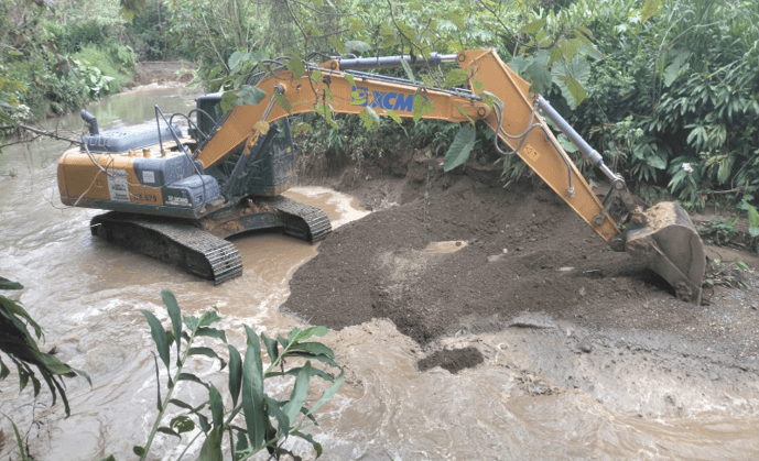 PC de Puebla realiza desazolve en arroyo Tecontla, Xicotepec.