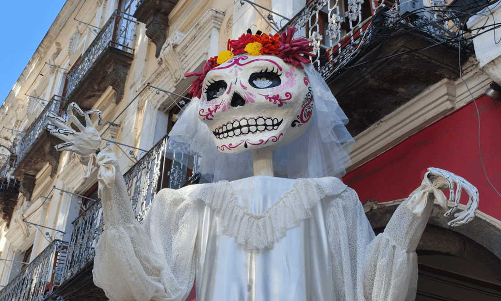 Avenida Reforma en Puebla se pinta de colores con adornos de Día de Muertos.