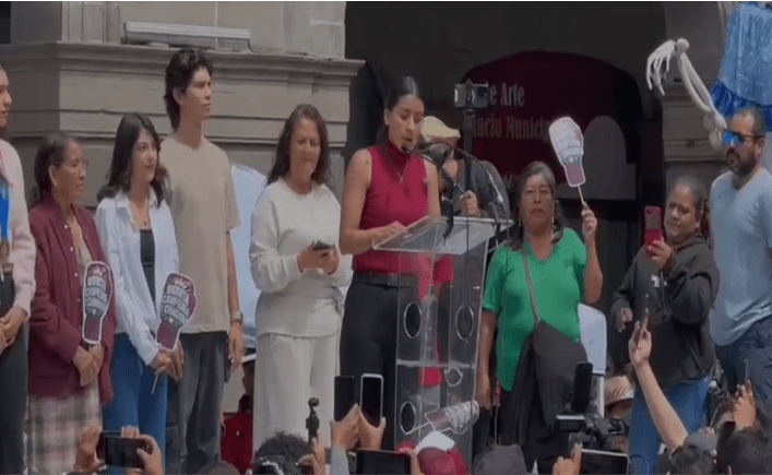 Gabi La Bonita Sánchez se registra para la alcaldía de Puebla.