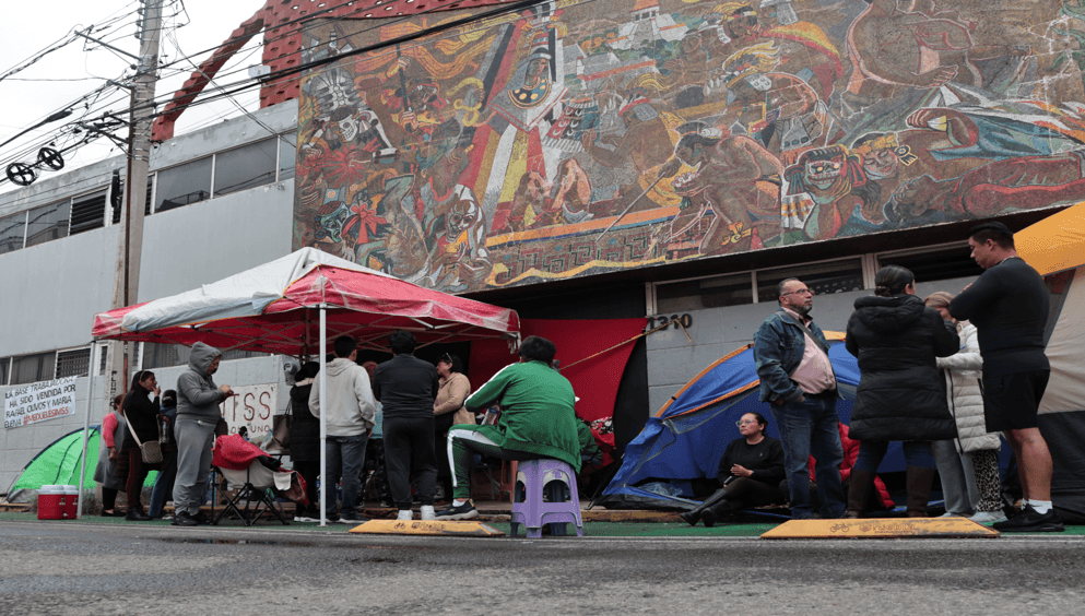 Médicos acampan a las afueras del SNTSS en Puebla.