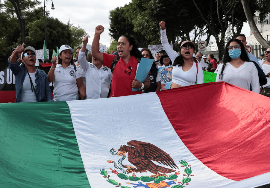 Rebelión de batas blancas, IMSS y sector salud en Puebla toman las calles.