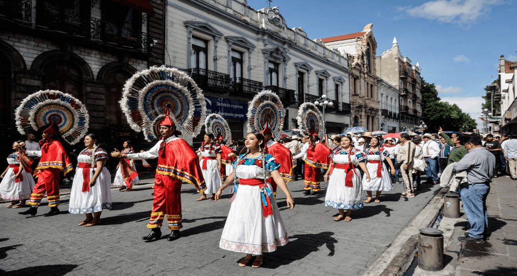 Realizan en Puebla Marcha por el Día de la Nación Pluricultural.