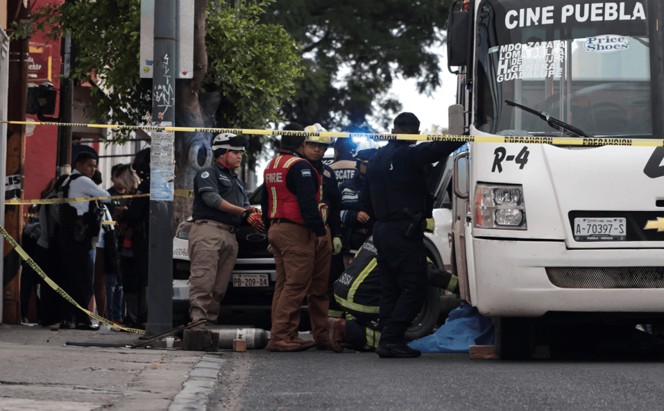 Ruta 4 arrolla a joven y le causa la muerte en el Centro de Puebla.