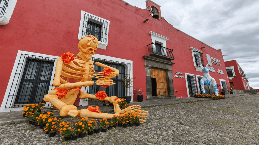Figuras de Día Muertos adornan Casa Aguayo en Puebla.