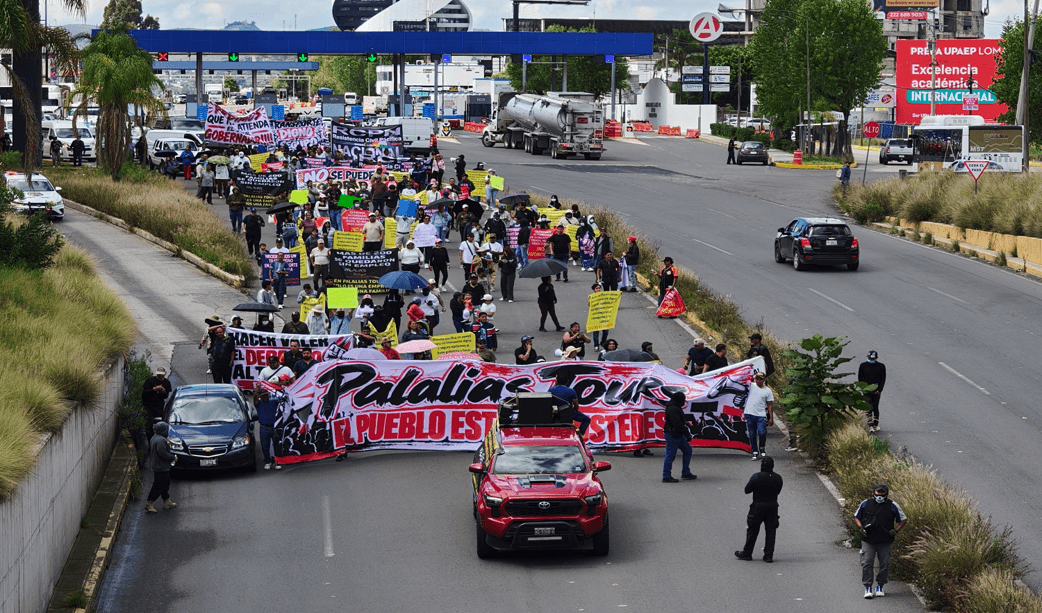 Domingo complicado en la Vía Atlixcáyotl con manifestación de Palalia's Tours.