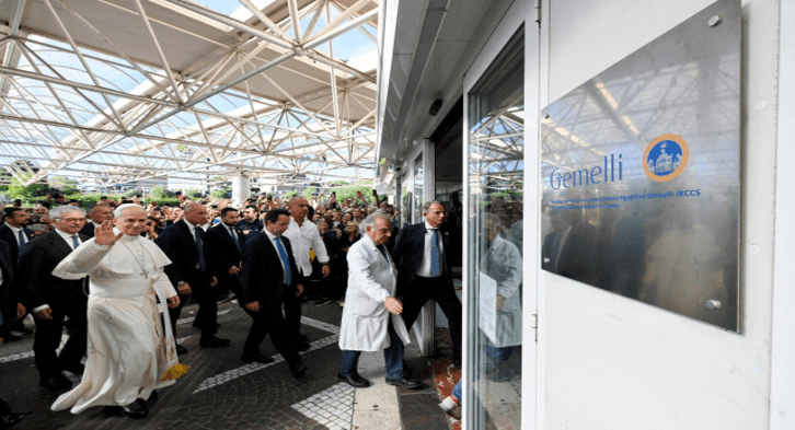 El Papa León XIV ingresa al hospital Gemelli para ser operado.