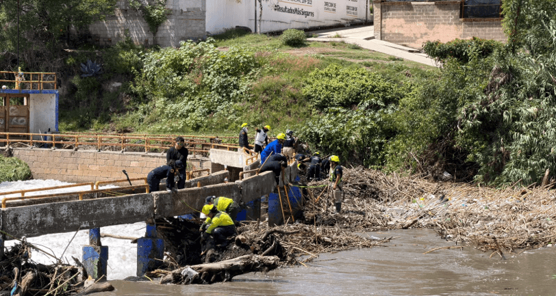 Por segundo día consecutivo realizan desazolve en el Río Atoyac, en el Paso de los Gallos.