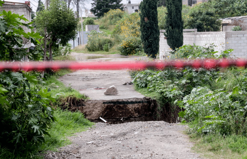 Lluvias provocan colapso en Puebla del puente en la colonia México 83.
