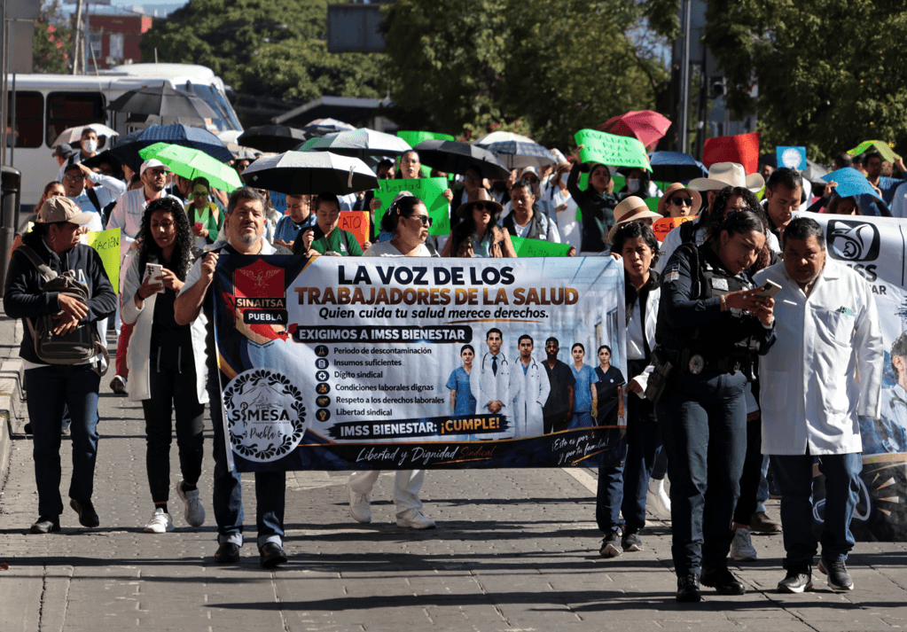 Ahora las batas blancas de IMSS BIENESTAR Puebla se manifiestan.