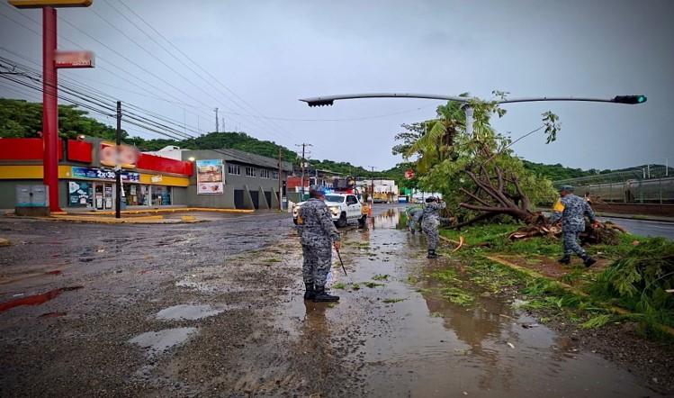 Despliegan Fuerza de Tarea a Mazatlán por pronóstico de impacto del huracán Simon.