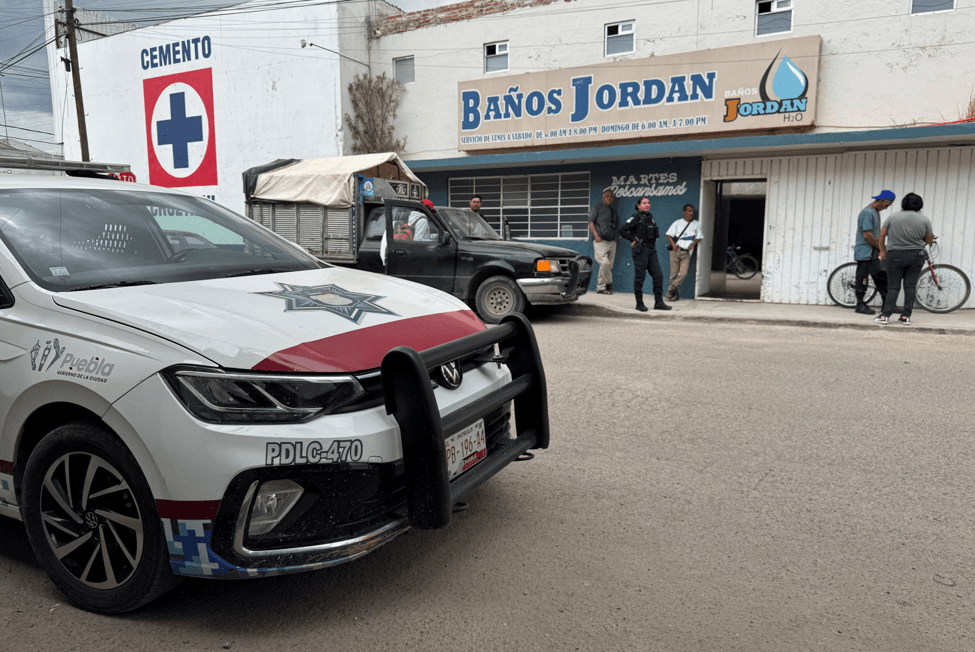 Encuentran muerto a adulto mayor en baños Jordan en la ciudad de Puebla.