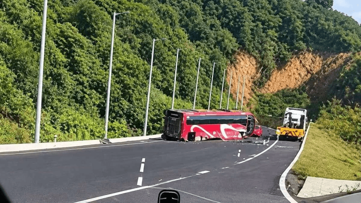 Una mujer muerta y 14 heridos, deja accidente de camión turístico en la Puebla-Orizaba.