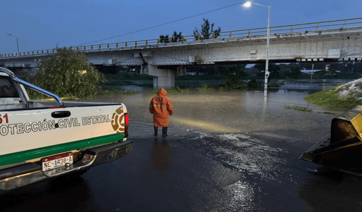 Huracán Simon se localiza a 185 kilómetros al sur-suroeste de Manzanillo, Colima.